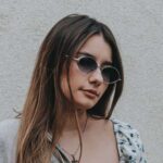 Візажисти пояснили, що робити зі слідами окулярів, які псують макіяж