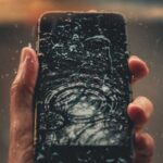 Чого не робити, якщо смартфон упав у воду: головна помилка