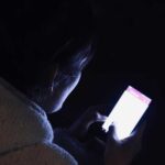 7 причин, чому не варто користуватися телефоном перед сном
