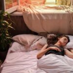 Подушка – ворог жіночої краси: чому улюблена подушка псує шкіру та як це виправити