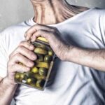 Навчився відкривати банку щільною кришкою. Одна дія, і все легко відкривається.