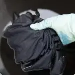 Чорний одяг завжди виглядає як новий, розповідаємо, як доглядати за речами, щоб зберегти їхній колір