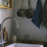 Чому кухонна раковина може бути джерелом бактерій та як її дезінфікувати згідно з рекомендаціями експертів