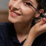 Візажисти розкажуть, як фарбувати вії, щоб вони виглядали густішими та довшими