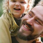 Вчені дослідили, чи надмірна опіка батьків скорочує життя їхніх дітей.