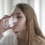 Чи справді холодна вода прискорює втрату ваги? Ми розкриваємо правду, виходячи за рамки очевидного