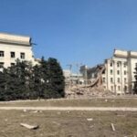 Російська авіація повністю зруйнувала будівлю Херсонської обласної адміністрації — відео