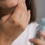 Дерматологи розповіли, кому не варто робити пілінг