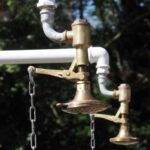 Тепер у моєму душі на вулиці є тепла вода без електрики, і все завдяки гумовому поплавцю.