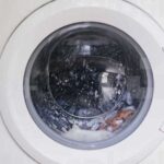 Горілка в пральній машині: для чого потрібен цей дивний лайфхак і чи справді він працює?