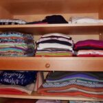 Досвідчені господині кладуть цей продукт у шафу, щоб позбутися неприємних запахів і вологи.