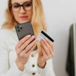 Чи правда, що банківська картка може розмагнічуватися під чохлом для смартфона?