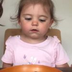 Дівчинка всіма силами намагалася ігнорувати шоколадки, які мама залишила на її тарілці.