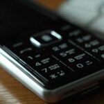 Чому деякі люди зараз змінюють свої смартфони на кнопкові телефони?