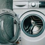 Просто киньте пару таблеток у пральну машину, і вони витягнуть з неї весь бруд.