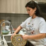 Секрет чистоти на кухні: як без зусиль відмити засохле тісто