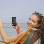 Смартфон і спека: як захистити телефон від перегріву на пляжі