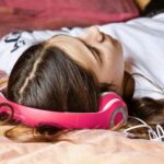Чому не можна дозволяти людям сидіти на вашому ліжку в повсякденному одязі