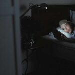 Телефон під подушкою: чи може він справді зашкодити вашому здоров'ю?