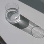 Як визначити вологість у кімнаті за допомогою склянки води