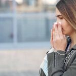 Чи можна прикривати ніс і рот рукою під час чхання, розповіли лікарі