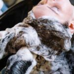 Як помити волосся вдома так само ефективно, як у салоні краси: 5 головних правил