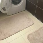 Килимки для ванної без плям і запахів: як вибрати правильний спосіб прання залежно від тканини