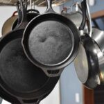Бабусин лайфхак або небезпека для посуду: розбираємо народний спосіб очищення сковороди сіллю