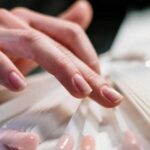 Усі так роблять: 6 шкідливих звичок, які псують ваші нігті