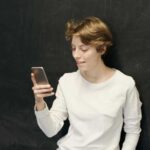 Де слід класти телефон згідно з етикетом: поради на кожен день