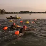 Учасник та організатори Crazy Challenge: 24-годинне плавання – це лише початок
