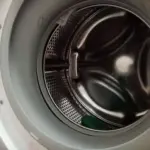 Сморід зі прання: проста хитрість з лимонною кислотою, яка рятує від запаху затхлості