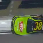Як у фільмах: під час перегонів NASCAR машина водія їхала вздовж узбіччя траси