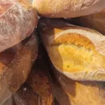 Хліб не черствіє тиждень: куди покласти яблуко, щоб зберегти свіжість