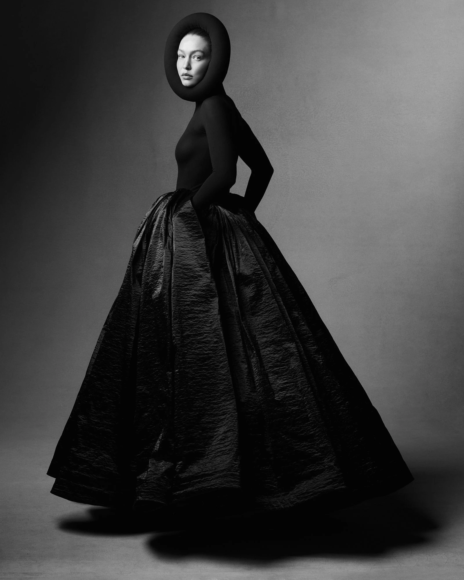 Витончений топ і спідниця Alaïa відсилають до довгих темних шат могутнього ордену Бене Ґессерит зі всесвіту  Витончений топ і спідниця Alaïa відсилають до довгих темних шат могутнього ордену Бене Ґессерит зі всесвіту 4
