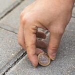 Чому не можна підбирати із землі блискучі предмети?