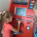 З якого віку дозволяти дитині користуватися банківською карткою?