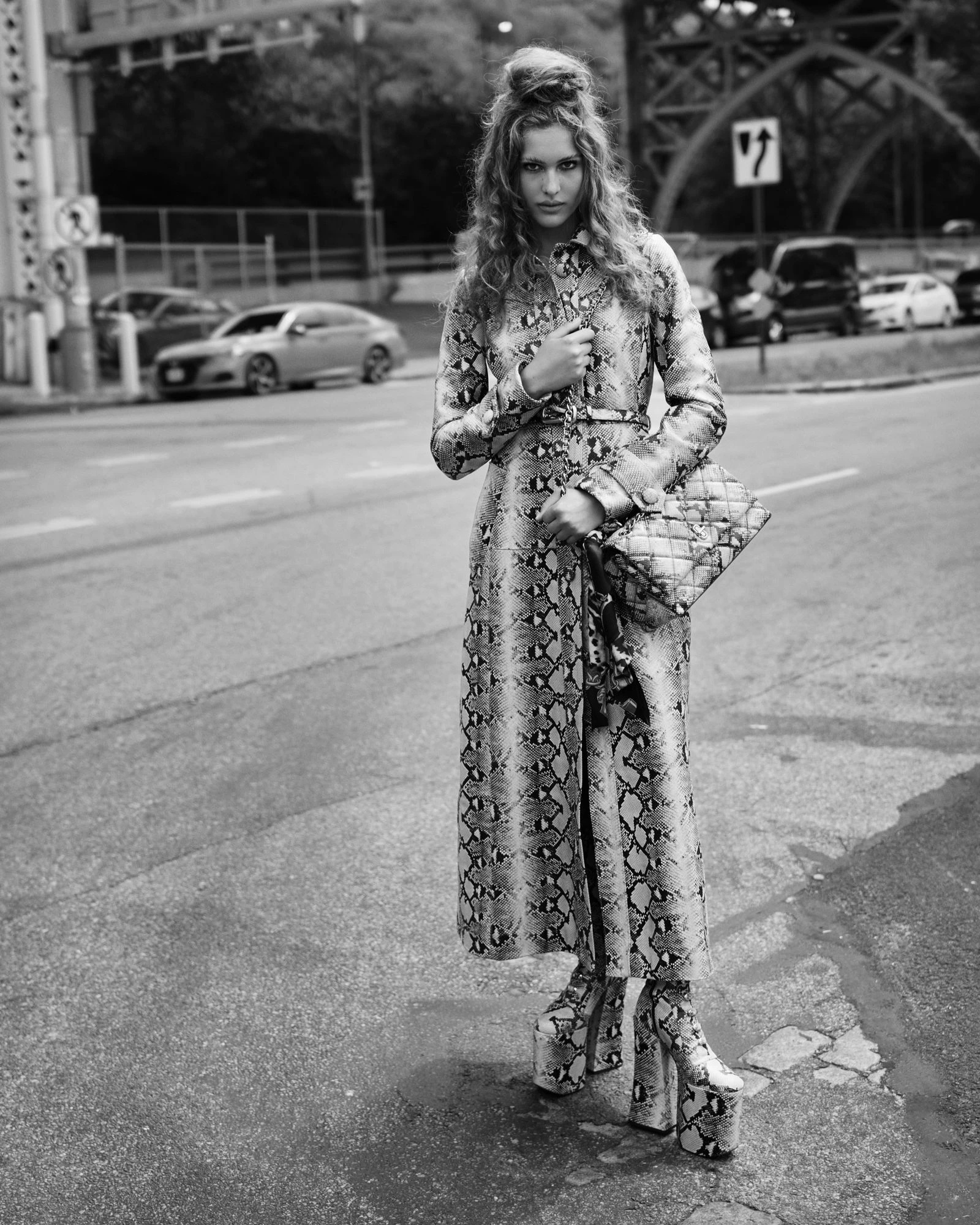Пальто, сумка та туфлі на платформі від Marc Jacobs відтворюють костюм Аріанн Філліпс, створений для Марго Роббі у ролі Шерон Тейт, з максимальною точністю та повагою до оригіналу Пальто, сумка та туфлі на платформі від Marc Jacobs відтворюють костюм Аріанн Філліпс, створений для Марго Роббі у ролі Шерон Тейт, з максимальною точністю та повагою до оригіналу11