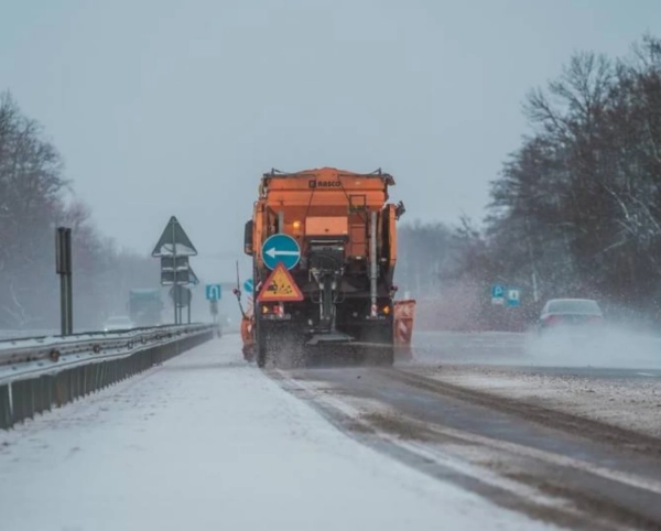 Дорожники повідомили: головні шляхи України проїзні, проте ожеледиця місцями