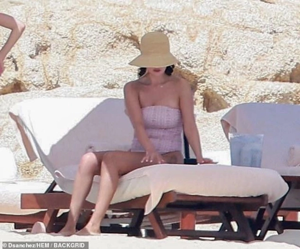 Селена Гомес демонструє розкішну фігуру в купальнику під час екзотичної відпустки 16 Селена Гомес демонструє розкішну фігуру в купальнику під час екзотичної відпустки 14