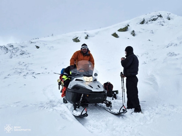 Туристичний екстрим на Чорногорі: двоє мандрівників ледь не замерзли, рятуючись від обмороження 8 Туристичний екстрим на Чорногорі: двоє мандрівників ледь не замерзли, рятуючись від обмороження 6