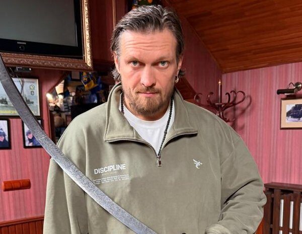 Головна 69 Усик “кайфує”: Військові вручили чемпіону ексклюзивний подарунок