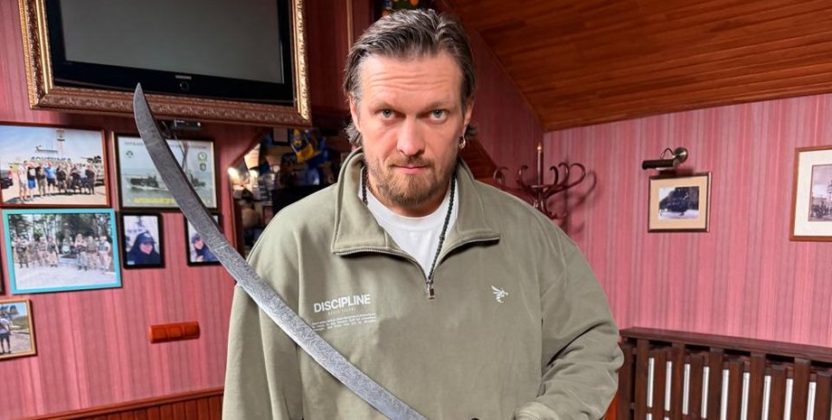 Усик "кайфує": Військові вручили чемпіону ексклюзивний подарунок 3 Усик "кайфує": Військові вручили чемпіону ексклюзивний подарунок 3