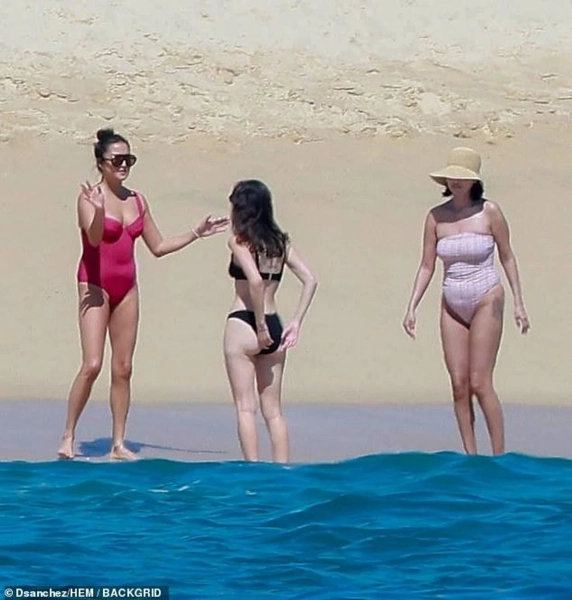 Селена Гомес вражає фігурою у купальнику: ексклюзивні кадри з розкішного відпочинку 11