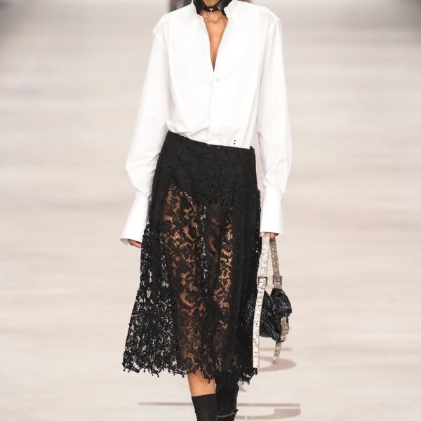 Головна 81 Fendi відзначає нову еру: дебютна колекція Марії Грації К’юрі “Менше…