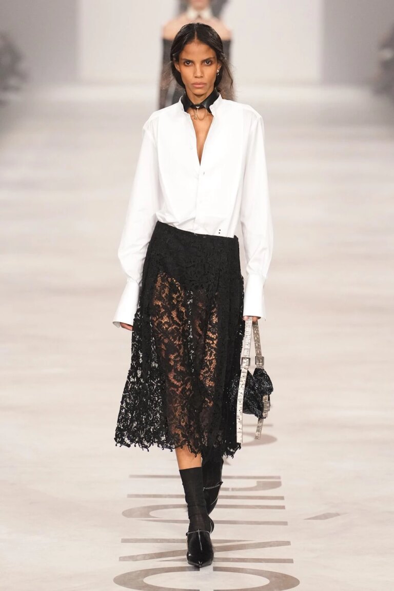 Fendi відзначає нову еру: дебютна колекція Марії Грації К'юрі "Менше я, більше ми" 12 Fendi відзначає нову еру: дебютна колекція Марії Грації К'юрі "Менше я, більше ми" 12