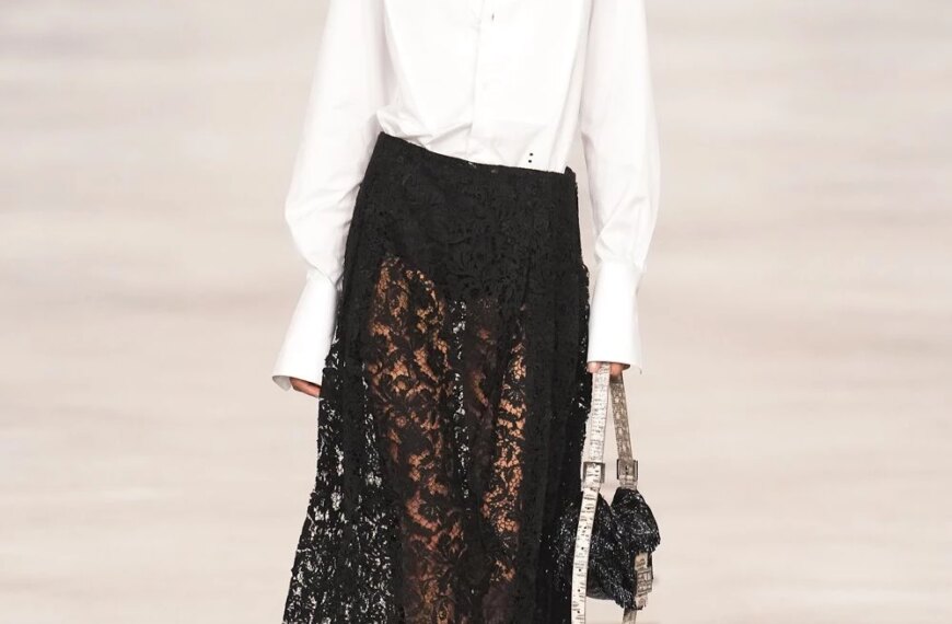 Головна 73 Fendi відзначає нову еру: дебютна колекція Марії Грації К’юрі “Менше я, більше…