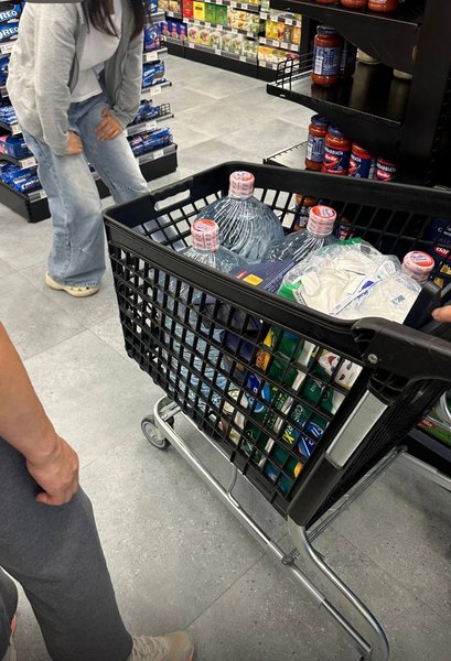 Українці в Дубаї: як скуповують воду та туалетний папір на тлі ажіотажу в ОАЕ 15