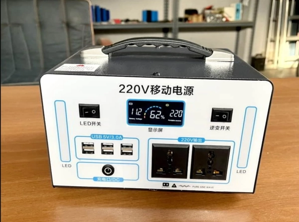 Як безпечно заряджати гаджети на пунктах допомоги: інструкції від МВС