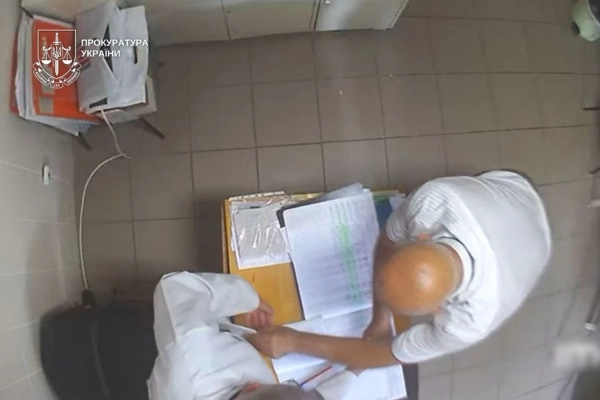 Закарпаття: викрито медиків, що "лікували" туберкульоз за 11 500 доларів 8 Закарпаття: викрито медиків, що "лікували" туберкульоз за 11 500 доларів 6